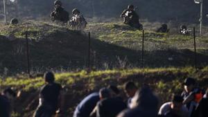 zentauroepp46260088 israeli soldiers take position on a hillside facing palestin181214171035