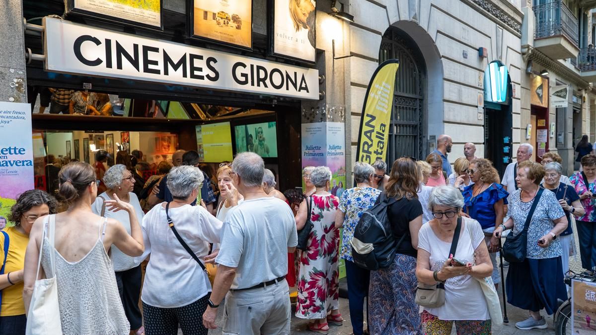Públic esperant per entrar al festival La GRAN Pantalla als Cinemes Girona de Barcelona