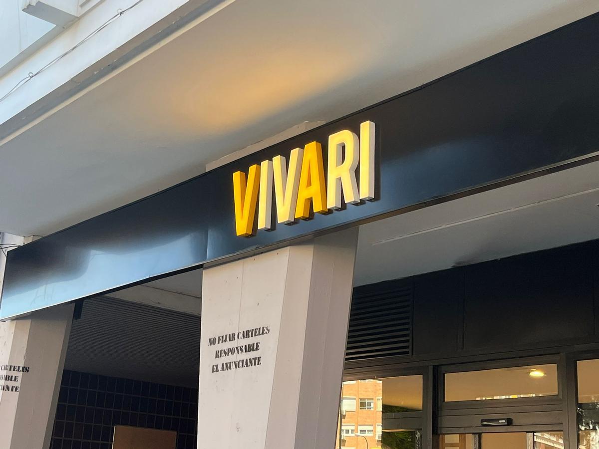 Letero luminoso de 'Vivari Coffee Bakery' ya colocado en la avenida José Anselmo Clavé