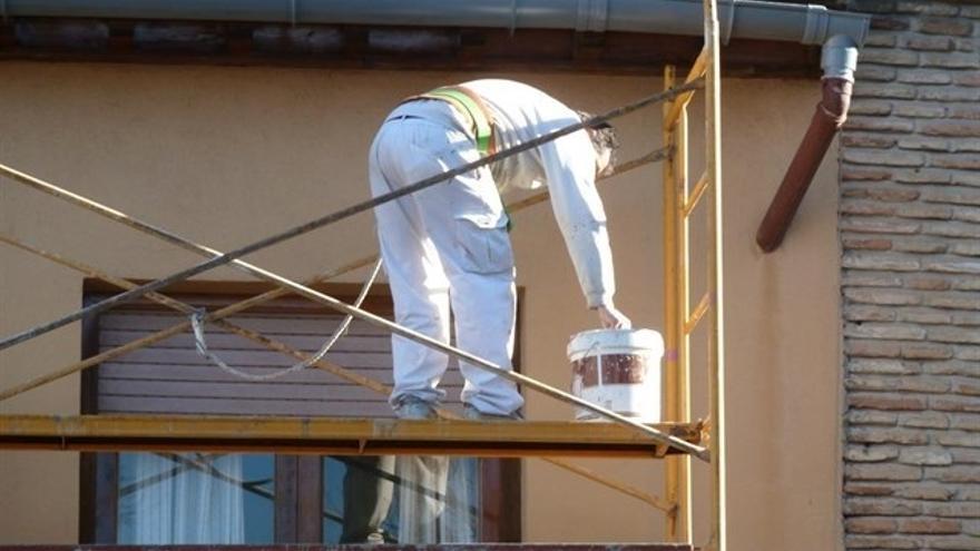 Un trabajador en un andamio.