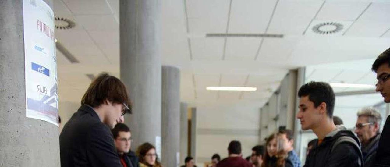 Alumnos de Mieres, durante uno de los concursos desarrollados en la Politécnica sobre la construcción de puentes atirantados.