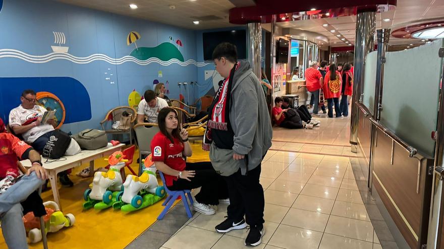 Caos en uno de los barcos que desplazan a aficionados del Mallorca a la final de Copa