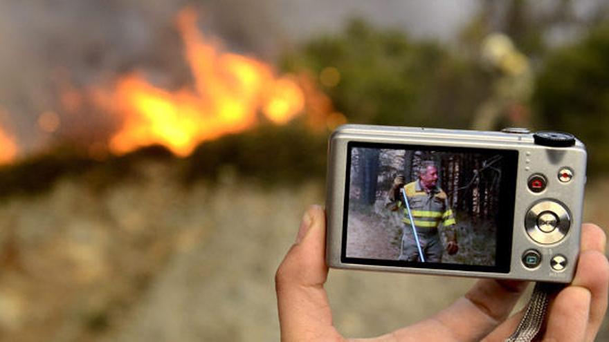 Imagen del fallecido en el incendio forestal declarado el martes en Castrelo do Val, Higinio Vidal, instantes antes del suceso.