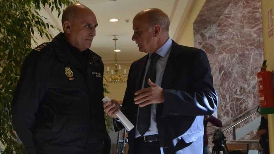 El comisario jefe de la Policía Nacional, Clemente Castaño, conversa con Jerónimo García Bermejo.