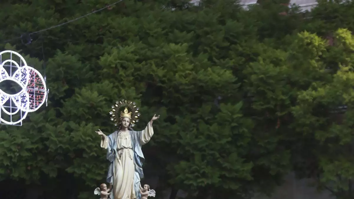 Altozano rinde homenaje a la Virgen de la Asunción tras los desfiles de Moros y Cristianos