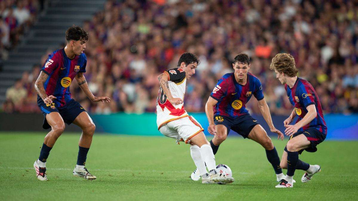 Camello se ve rodeado por Bernal, Christensen y Gordon durante el primer tiempo del Barça Rayo.
