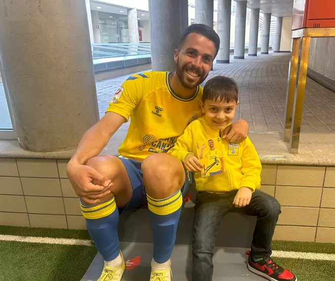 La plantilla de la UD Las Palmas se vuelca con Elías Herrero