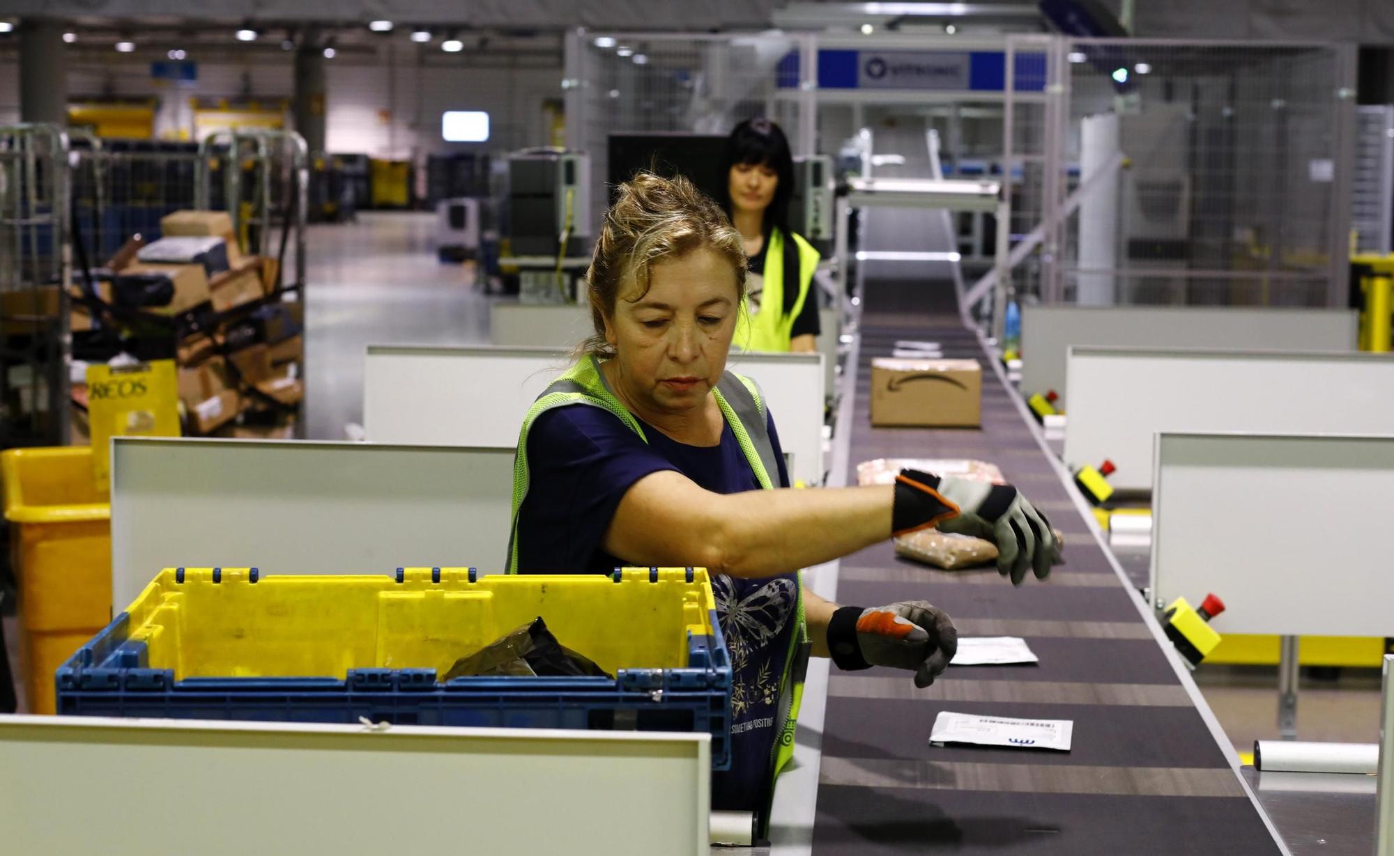 En imágenes | El centro de clasificación de Correos trabaja a destajo a las puertas del Black Friday