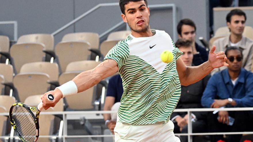 Alcaraz vuela para alcanzar los octavos en Roland Garros