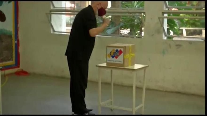 Abren los centros de votación en Venezuela