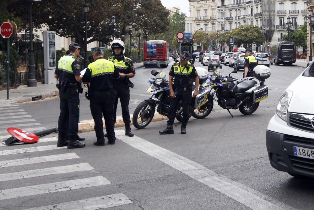 Un coche se empotra contra el Palacio de Justicia en Valencia