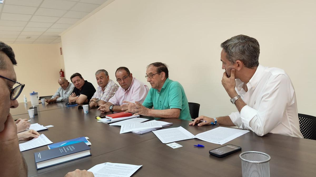 El presidente Ángel Urbina con los dirigentes populares en la reunión mantenida esta mañana en Aspe.