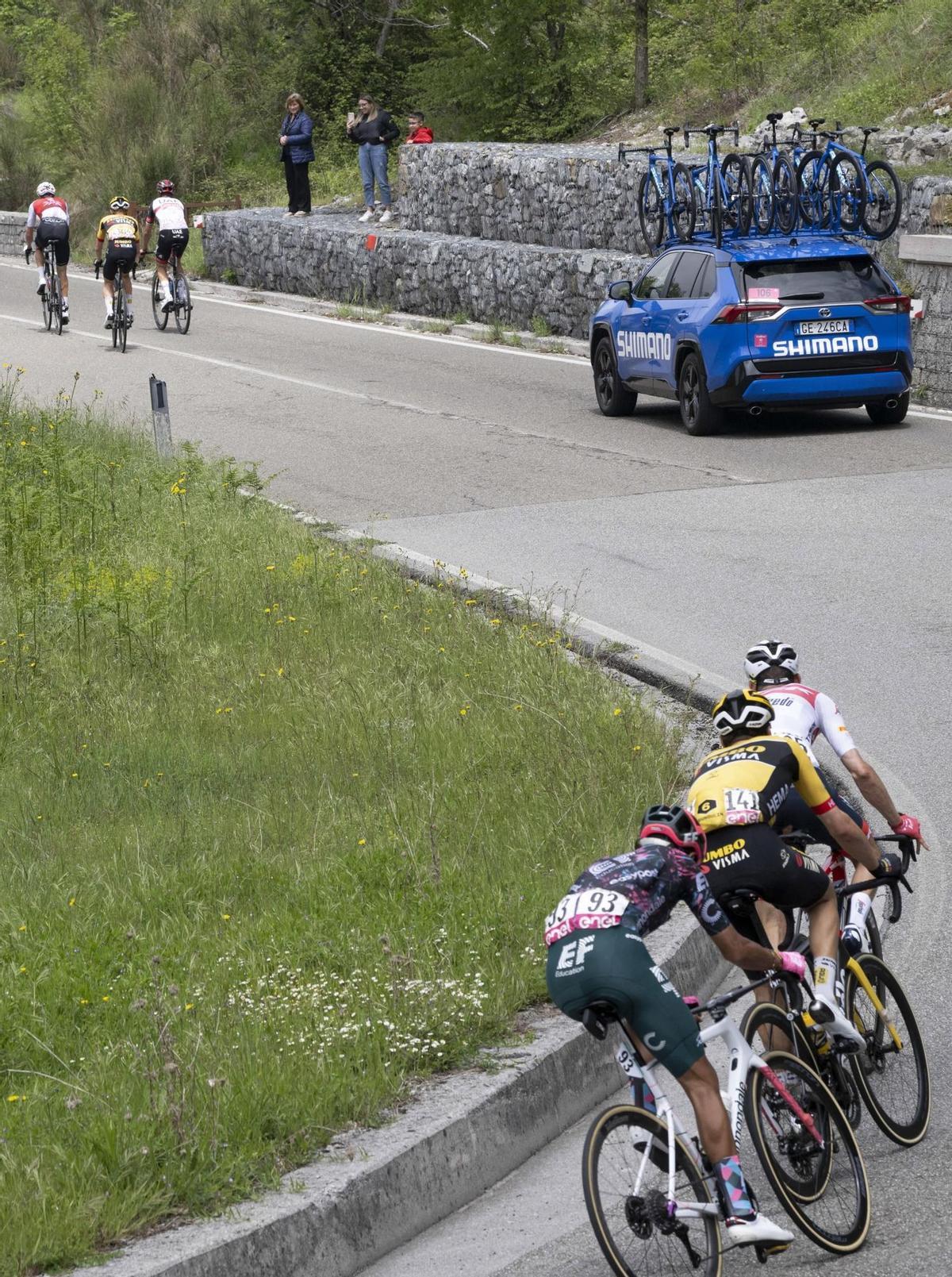 Potenza (Italy), 13/05/2022.- Riders in action during the 7th stage of the 105th Giro d’Italia cycling tour over 196km from Diamante to Potenza, Italy, 13 May 2022. (Ciclismo, Italia) EFE/EPA/MAURIZIO BRAMBATTI