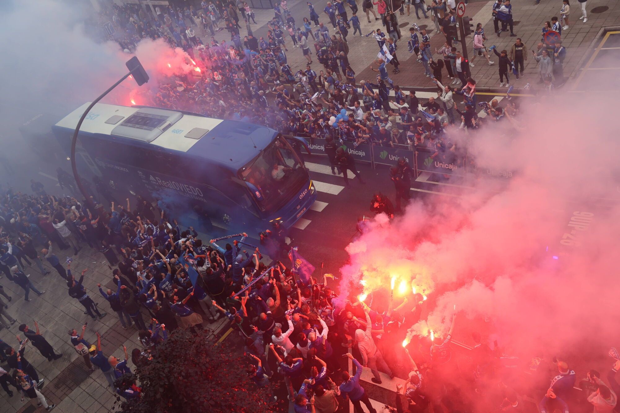 Así fue el recibimiento de la afición al Real Oviedo y toda la previa del último partido de la temporada