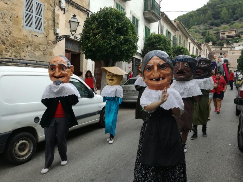 Los cabezudos desfilan en Bunyola