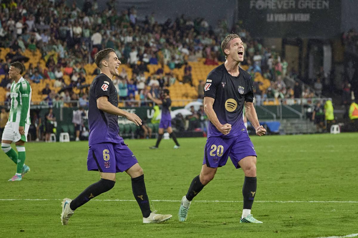 Dani Olmo expresa con un grito su alegría por el gol antes de ser felicitado por Gavi.