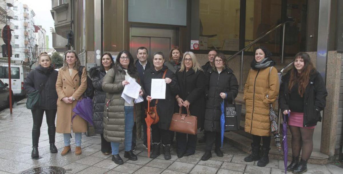 Padres y políticos, ayer, ante la delegación de la Xunta. | I. O.