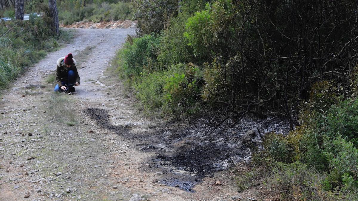 Hallado un cadáver carbonizado en un camino de Begues