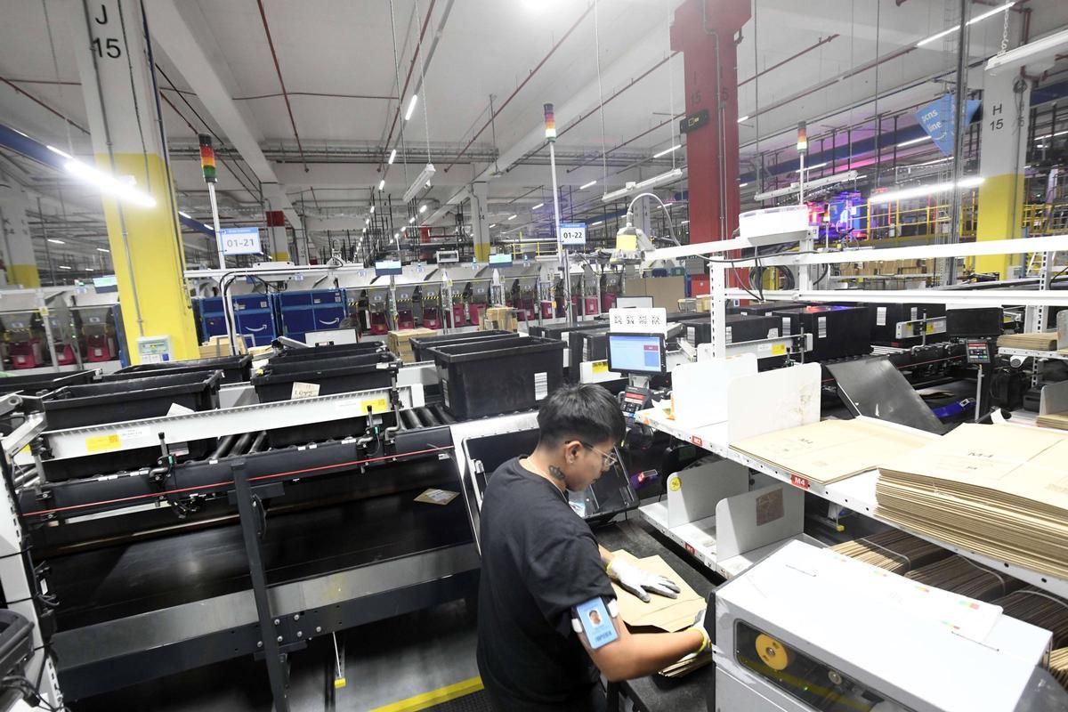 Así es por dentro el centro logístico de Amazon en Murcia
