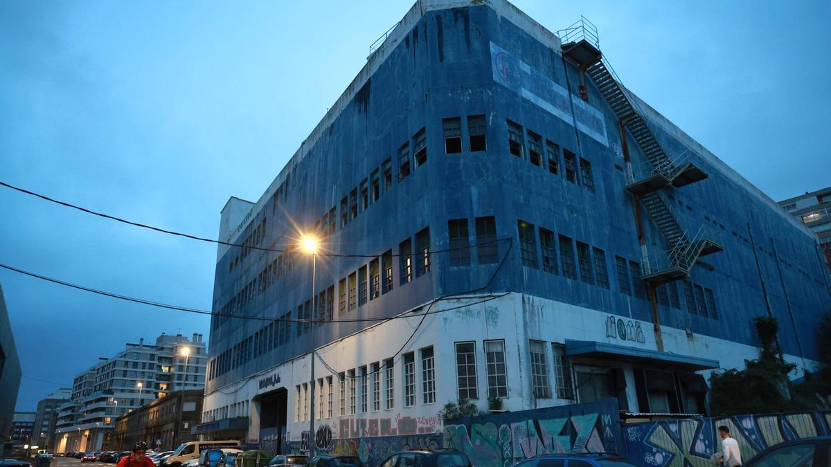 Antigua nave de Pescanova en la calle Jacinto Benavente, en Vigo, donde apareció el pasado domingo el cadáver de un hombre.