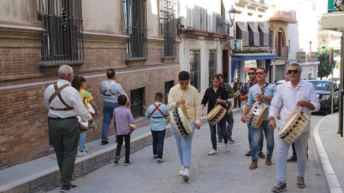 Un grupo de tambores recorre las calles de Baena.