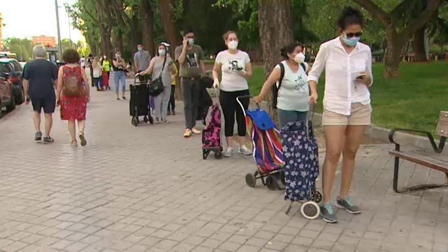 Crisis del coronavirus | Las "colas del hambre" se alargan en los barrios obreros de las grandes ciudades