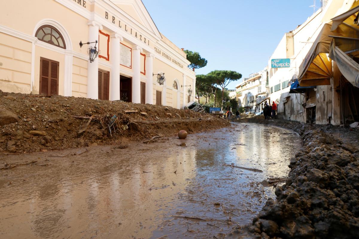 Un muerto y decenas de desaparecidos tras un corrimiento de tierra en la isla italiana de Ischia