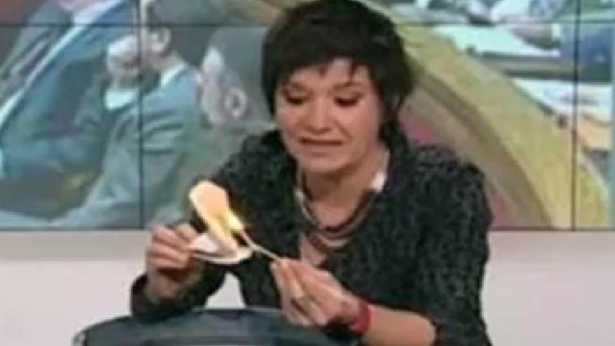 Una periodista quema una Constitución en directo en TV3