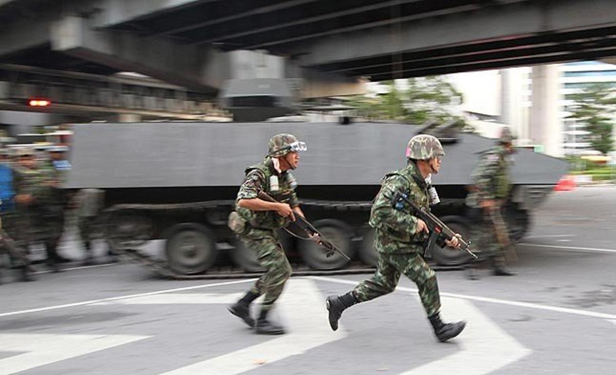 Fotografia del 19 de maig del 2010 del centre de Bangkok (Tailàndia), durant l’ofensiva de tropes tailandeses sobre manifestants antigovernamentals. Els militars van portar a terme el seu atac després de més de sis setmanes d’ocupació a l’àrea per part de membres del grup polític Front Unit Nacional per la Democràcia contra la Dictadura, comunament anomenats camises vermelles, que rebien suport de l’exterior per part del primer ministre Thaksin Shinawatra.