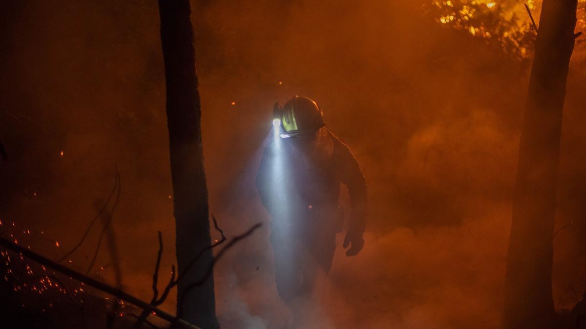 Labores de extinción en el incendio de Castrelo de Miño de esta semana