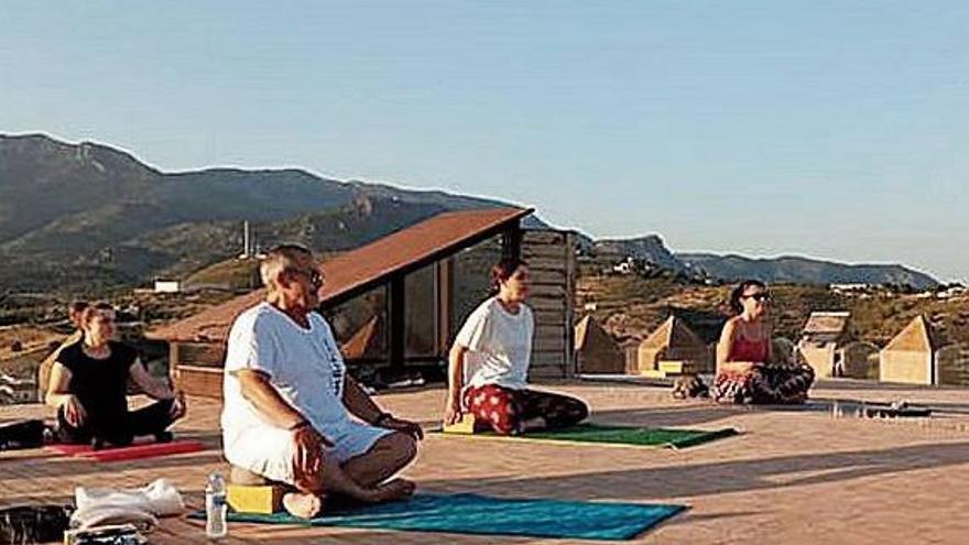 Sesiones de yoga al atardecer en el castillo de Aledo.
