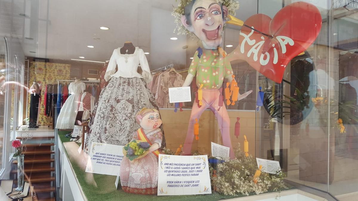 El original escaparate que recuerda que Xàbia está en su semana de Fogueres, aunque por la pandemia este año tampoco se celebren