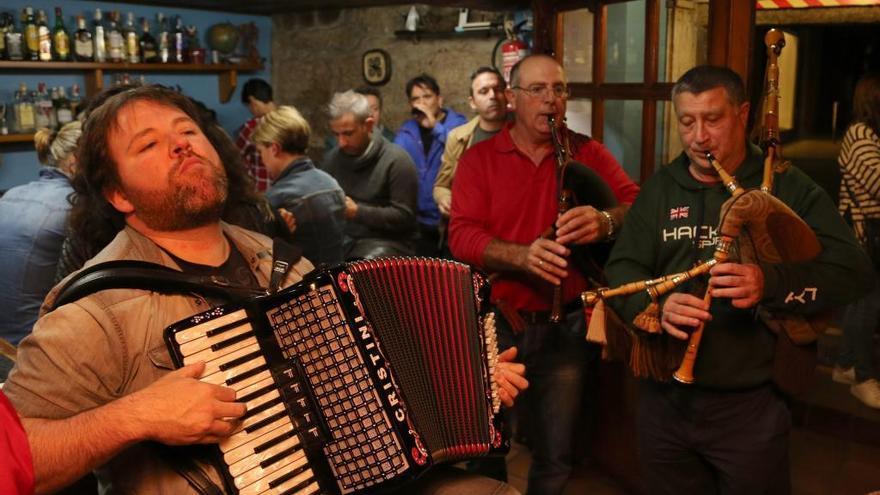 Cantos de taberna en O Grove.