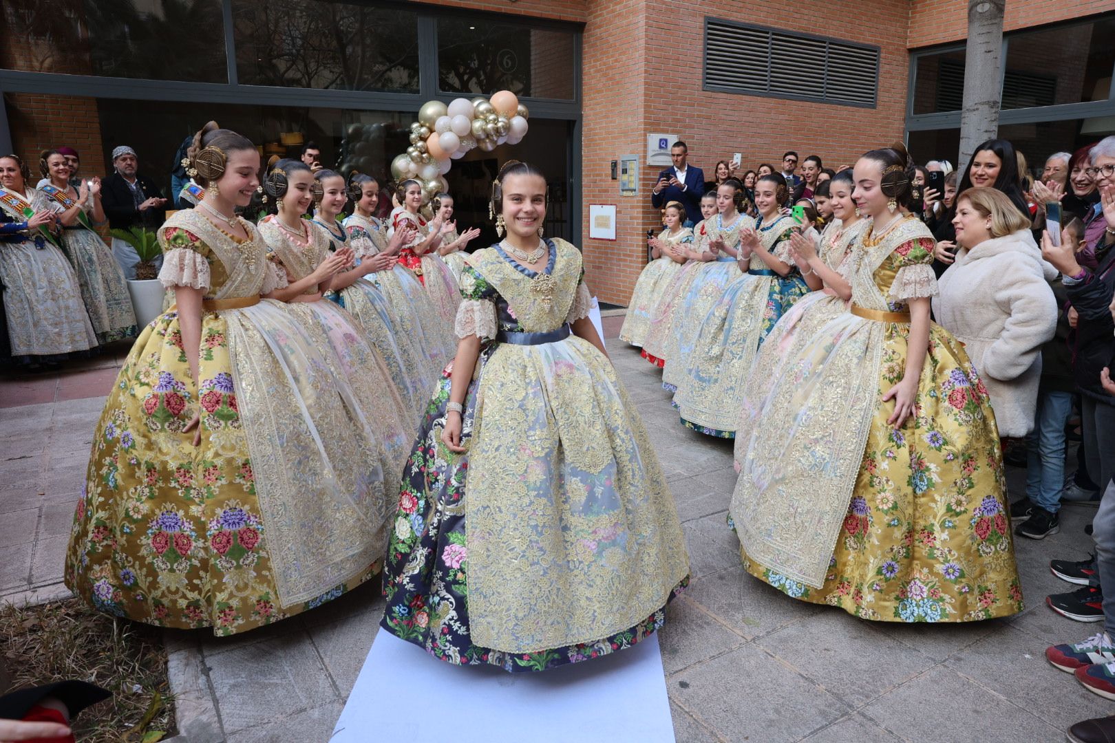 Así es el espolín Gris Imperial de la fallera mayor infantil de València