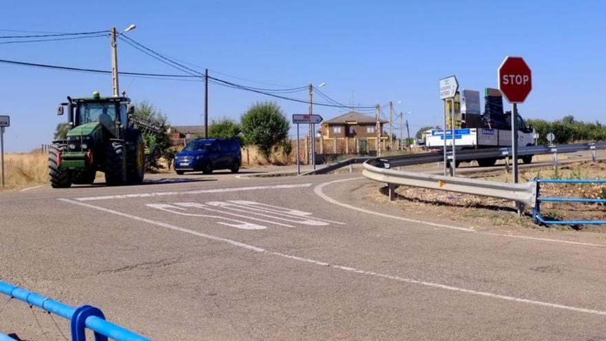 Un tractor cruzando la N-610 e n la conflictiva intersección.