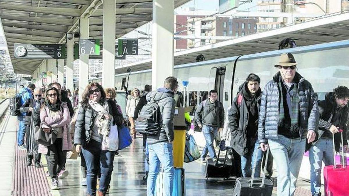 Llegada a Alicante de viajeros procedentes de Barcelona en un Euromed.