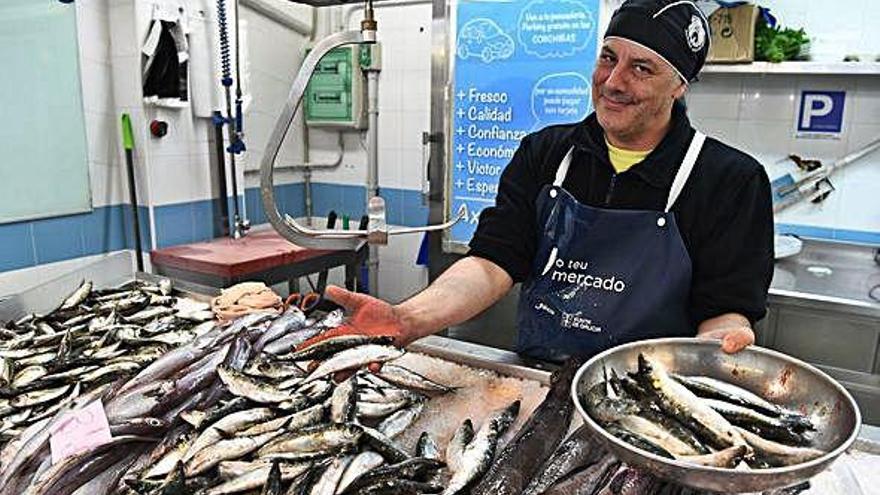 Un vendedor del mercado de As Conchiñas muestra las sardinas que tenía el pasado junio a la venta.