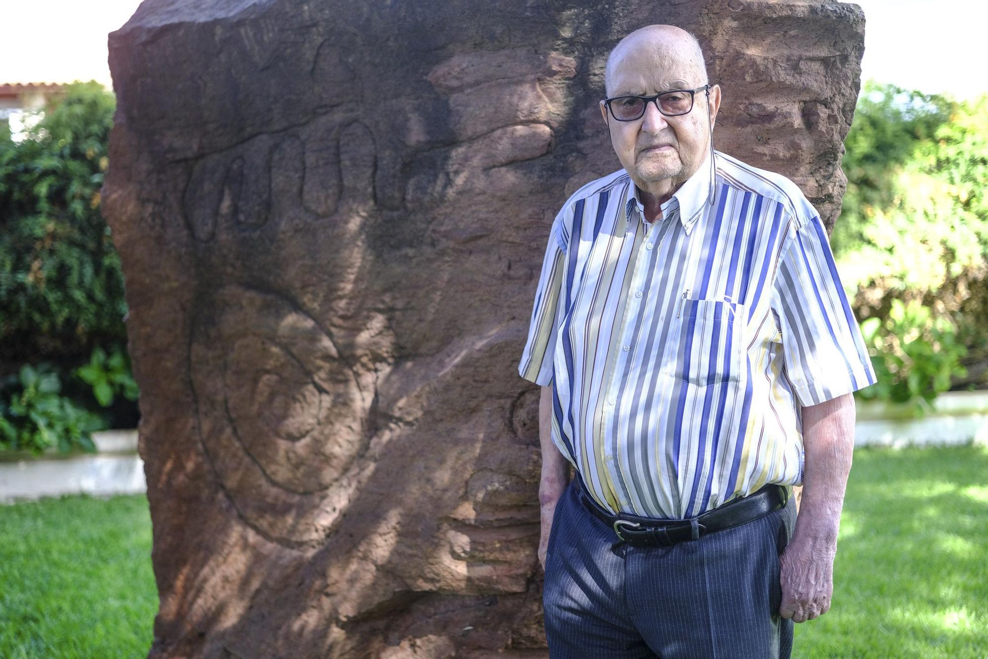 El aparejador Ulises Medina en el jardín de su domicilio junto a una obra de Martín Chirino.