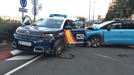 Así han retirado el coche de Policía Nacional tras volcar en una colisión  frente a un turismo en València - Levante-EMV