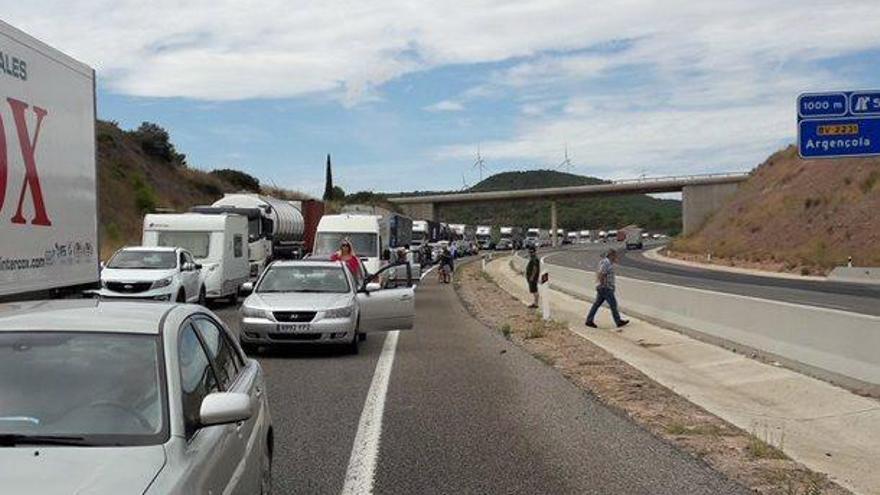 Tres ferits, un d&#039;ells una nena d&#039;11 anys, en bolcar  un cotxe a l&#039;A-2, a Jorba