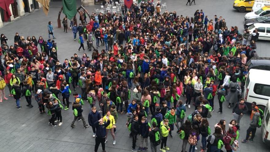 Els alumnes a la plaça Major de Manresa