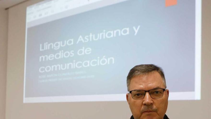 El profesor Xosé Antón González Riaño, anoche, en el Club LA NUEVA ESPAÑA de Gijón.