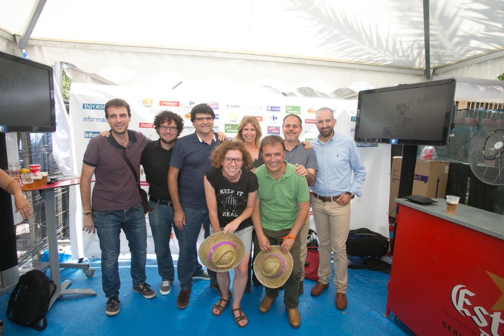 Los ediles alicantinos Simón, Pavón, Domínguez, Moreno (Guanyar), Montesinos (PSOE) y Bellido (Compromís) junto al jefe de Política de INFORMACIÓN, Pere Rostoll