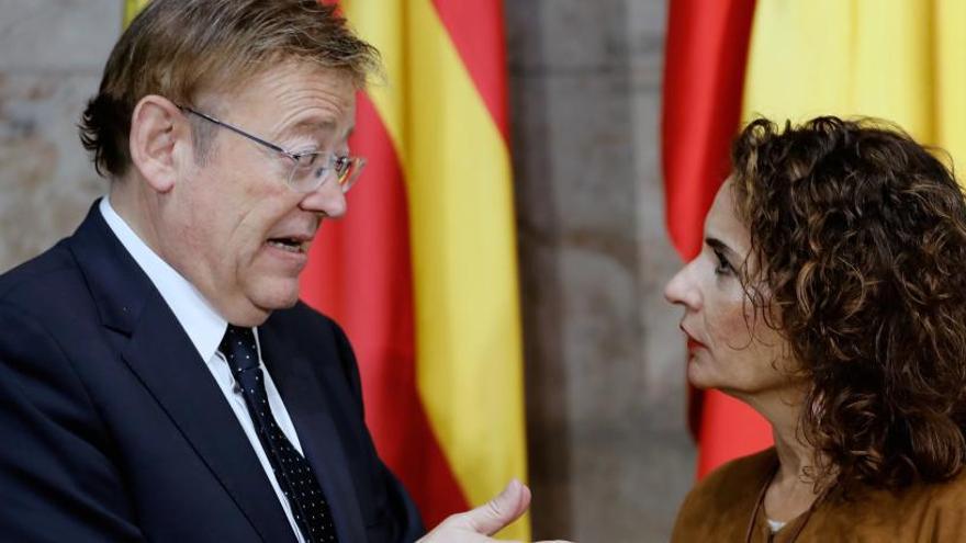 El jefe del Consell, Ximo Puig, conversa con la ministra de Hacienda, María Jesús Montero.