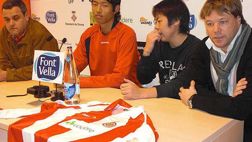 Josep Gusó, Ibusuki Hiroshi, el seu traductor i Javi Salamero, ahir al matí, a la sala de premsa de l&#039;estadi de Montilivi.