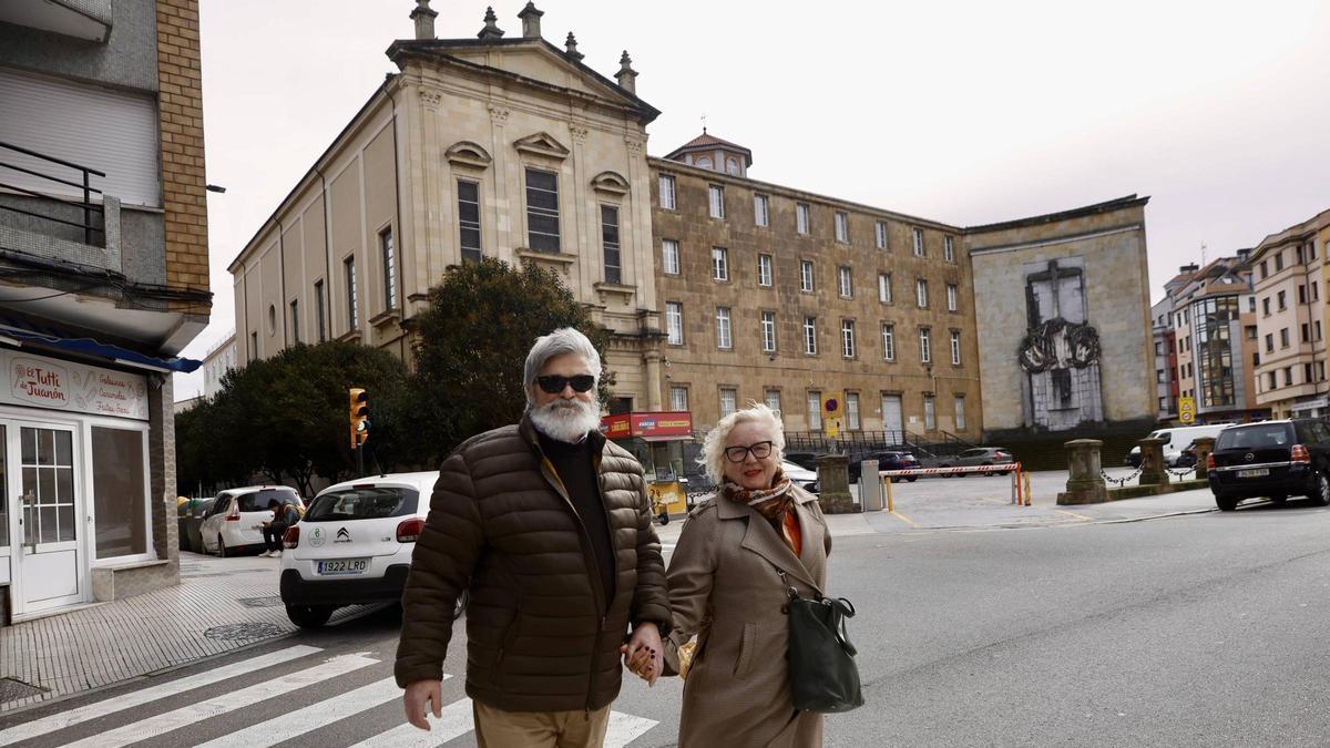 La polémica por el "Héroes del Simancas" de Gijón también está en la calle: partidarios y detractores entre quienes la ven a diario (en imágenes)