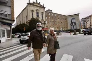 La polémica por el "Héroes del Simancas" de Gijón también está en la calle: partidarios y detractores entre quienes la ven a diario (en imágenes)