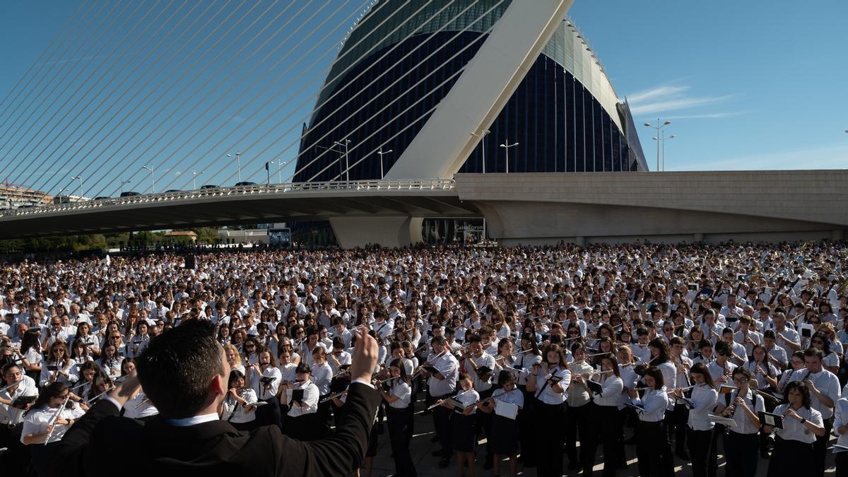 Concert multitudinari de societats musicals a València.