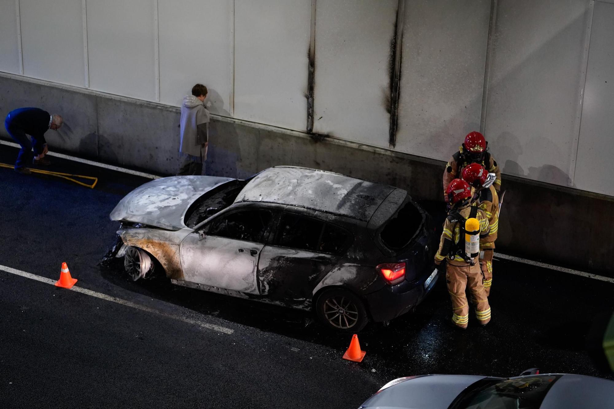 Retenciones al cortar al tráfico el túnel de Sol y Mar en Perillo por el incendio de un vehículo