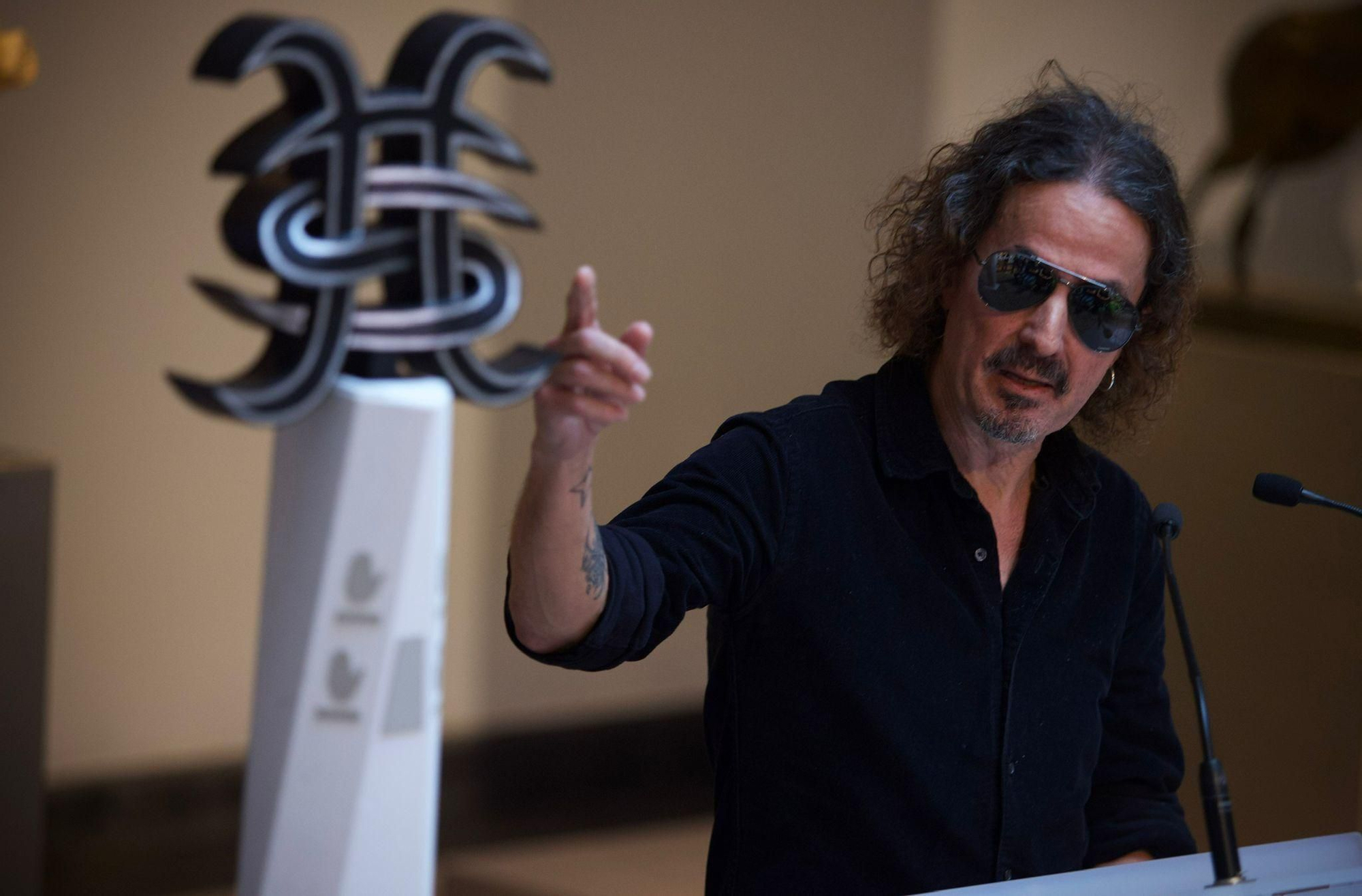 Presentación de la escultura en honor a Héroes del Silencio